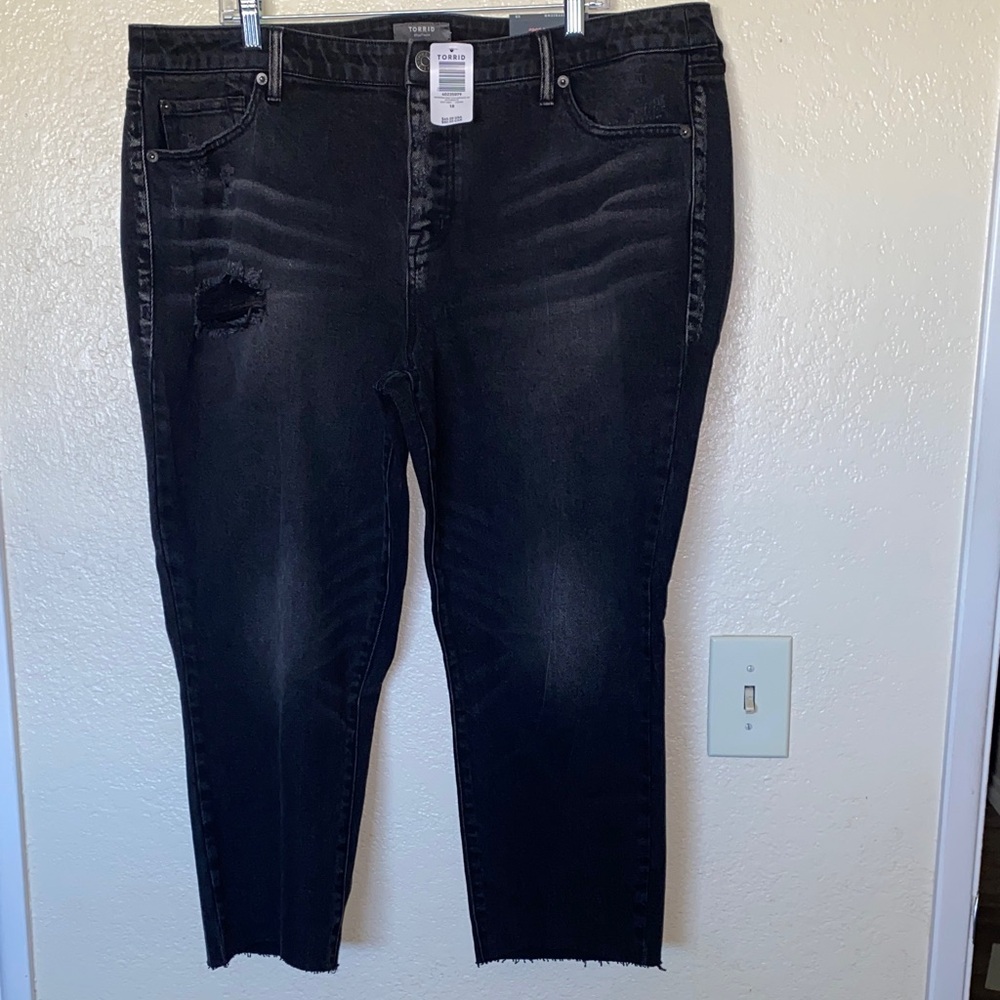 Torrid Black Cropped Mid-Rise Jeans - Picture 6 of 11